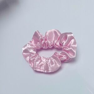 ♥️ FREE with any purchase 🙏🏽 Barbie style pink metallic shiny hair scrunchie